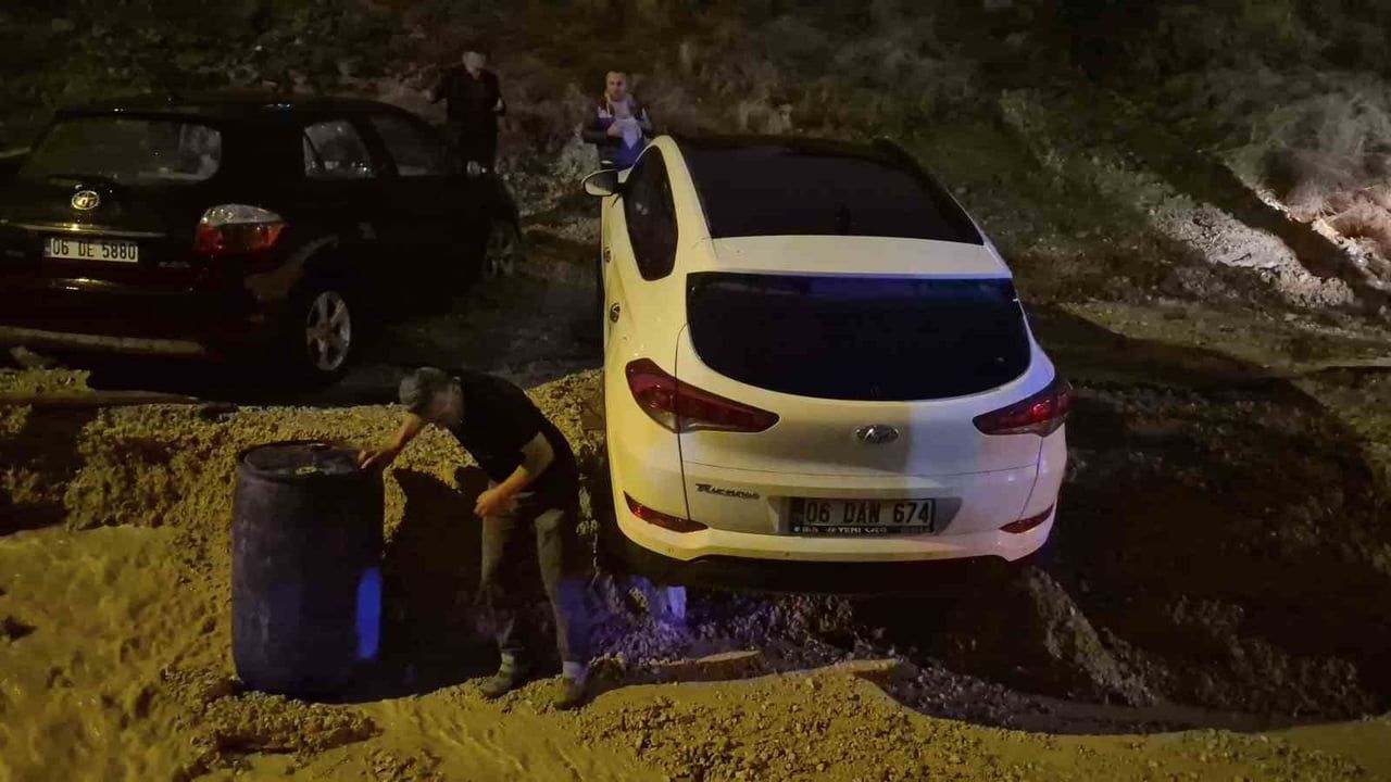 Keçiören'de sağanak yolu yuttu: onlarca araç çöküntüde mahsur