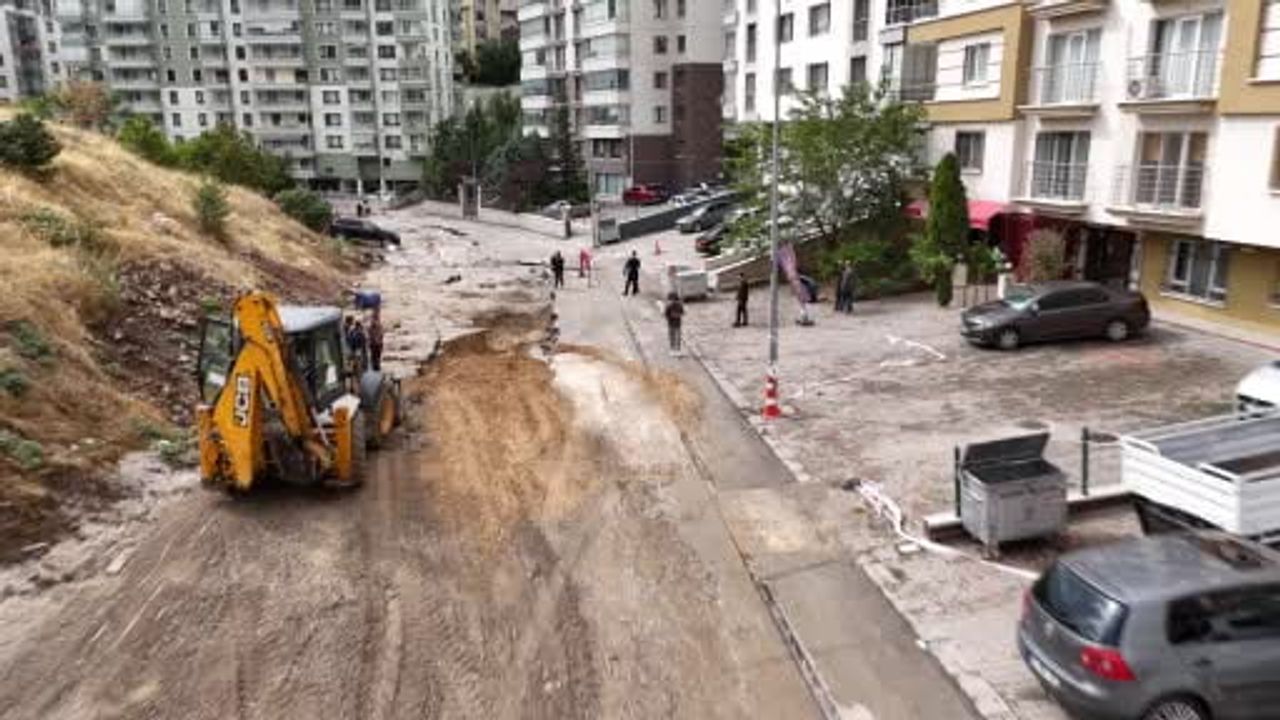 Keçiören'de sel toprağı götürdü, sokakta metrelerce çukur ve araçlarda ağır hasar