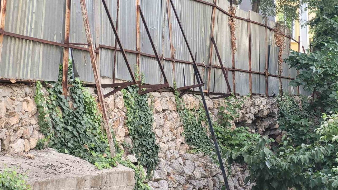 Kemaliye'de çürüyen istinat duvarı okul çıkışlarında tehlike yaratıyor