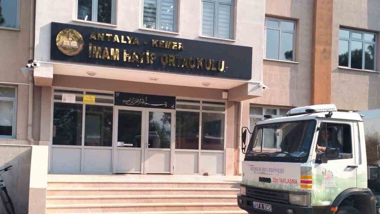 Kemer'de 'Eğitim varsa gelecek var' projesiyle okullarda kapsamlı temizlik