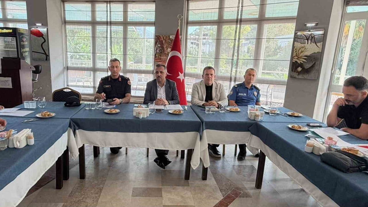 Kemer'de kurumlar afet hazırlıkları için masaya oturdu