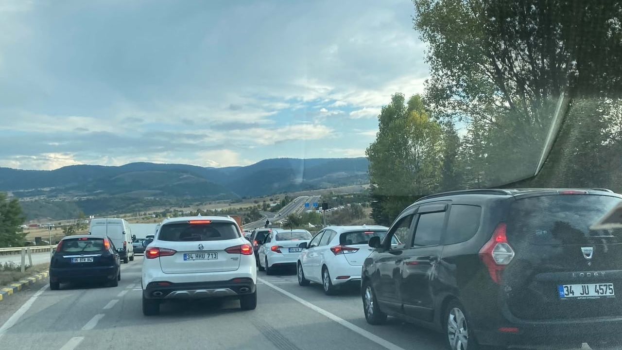 Kemikli rampalarında D-100'de çalışma kilometrelerce kuyruk oluşturdu