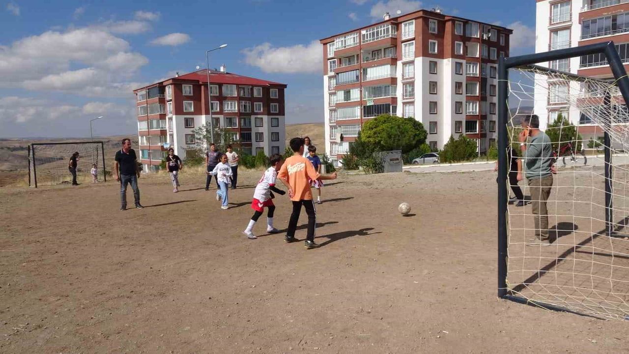 Kendi elleriyle sahayı temizlediler şimdi güvenli oyun alanı istiyorlar