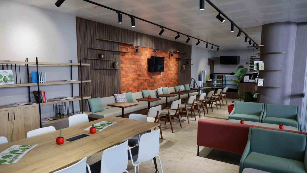 Kent meydanına yeni buluşma: Emekli Kafe emeklileri ağırlıyor