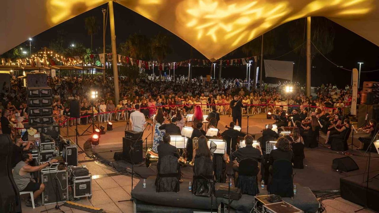 kent orkestrası sezona akdeniz ve yakamoz eşliğinde başladı