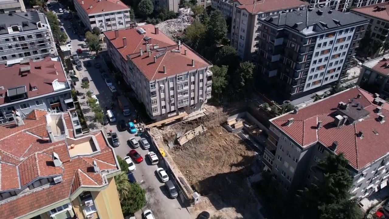 Kentsel dönüşüm kazısı istinat duvarını çökertti; bina kontrollü girişe açıldı