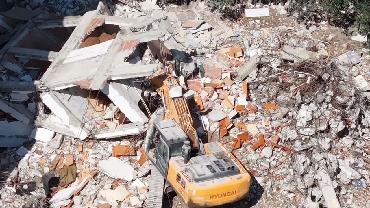 kentsel dönüşüm yıkımında beton bloklar iş makinesine devrildi
