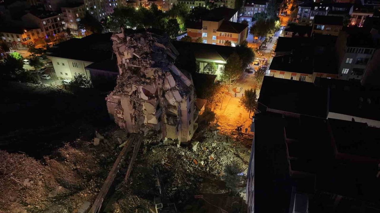Kentsel dönüşüm yıkımında çöken bina: arama kurtarma çalışmaları tamamlandı