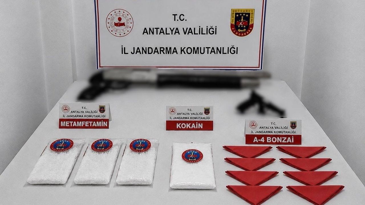 Kepez'de jandarma baskını: büyük miktarda uyuşturucu ve ruhsatsız silah ele geçirildi
