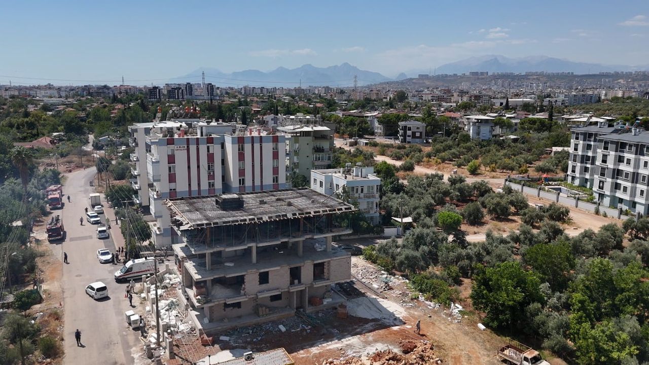 Kepez'de rüzgârın taşıdığı alevler yerleşimlere dayandı