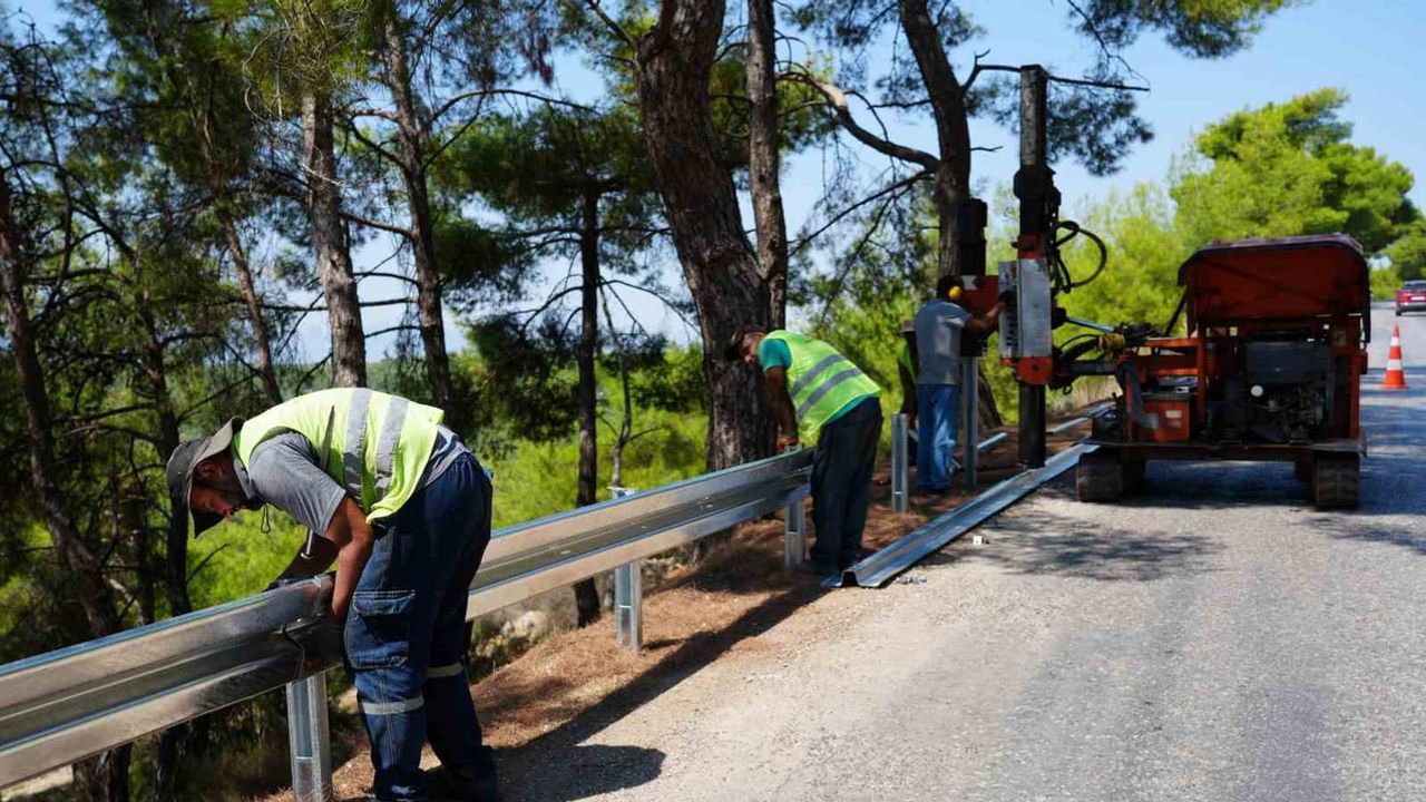Kepez’in yollarına 1.500 metre oto korkulukla güvenlik güçlendirildi