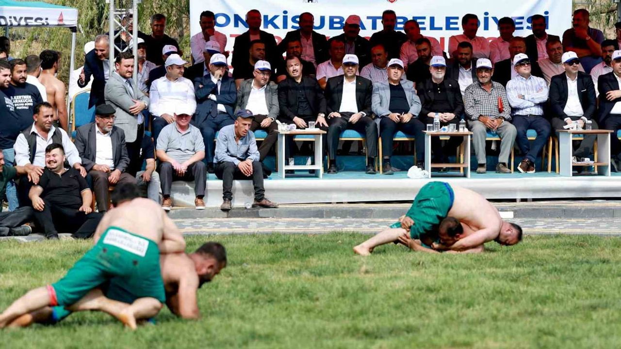 Kertmen'de 20 yıl sonra er meydanı canlandı: başpehlivanlar sahneye çıktı