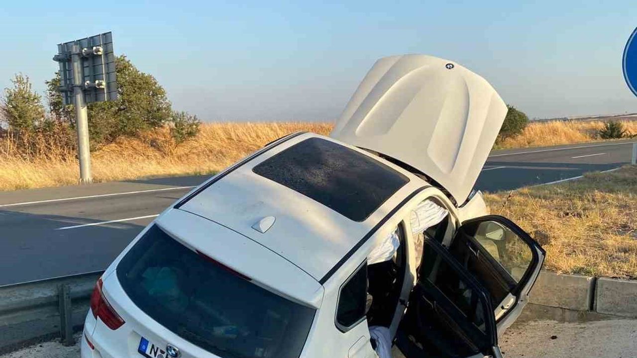 Keşan’da direksiyon hakimiyetini kaybeden otomobil su kanalına girip bariyere çarptı