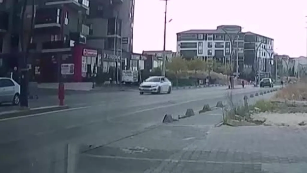 Keşan'da kavşakta çarpışma: iki kişi yaralandı