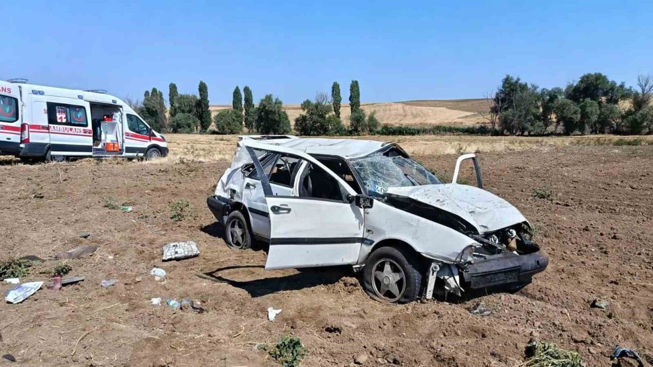 Keskin'de kontrolden çıkan otomobil tarlaya devrildi, iki kişi yaralandı