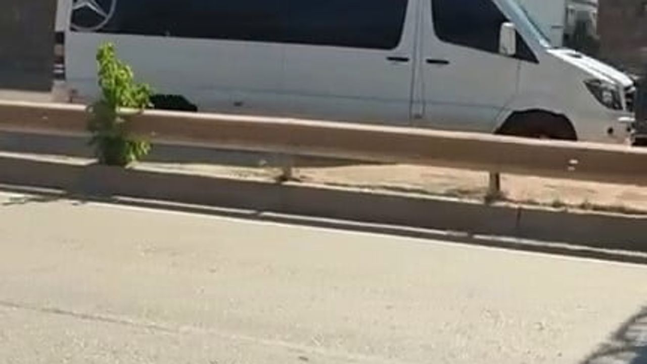 Kestel'de servis minibüsünün ters şeride girmesi trafikte tehlike oluşturdu