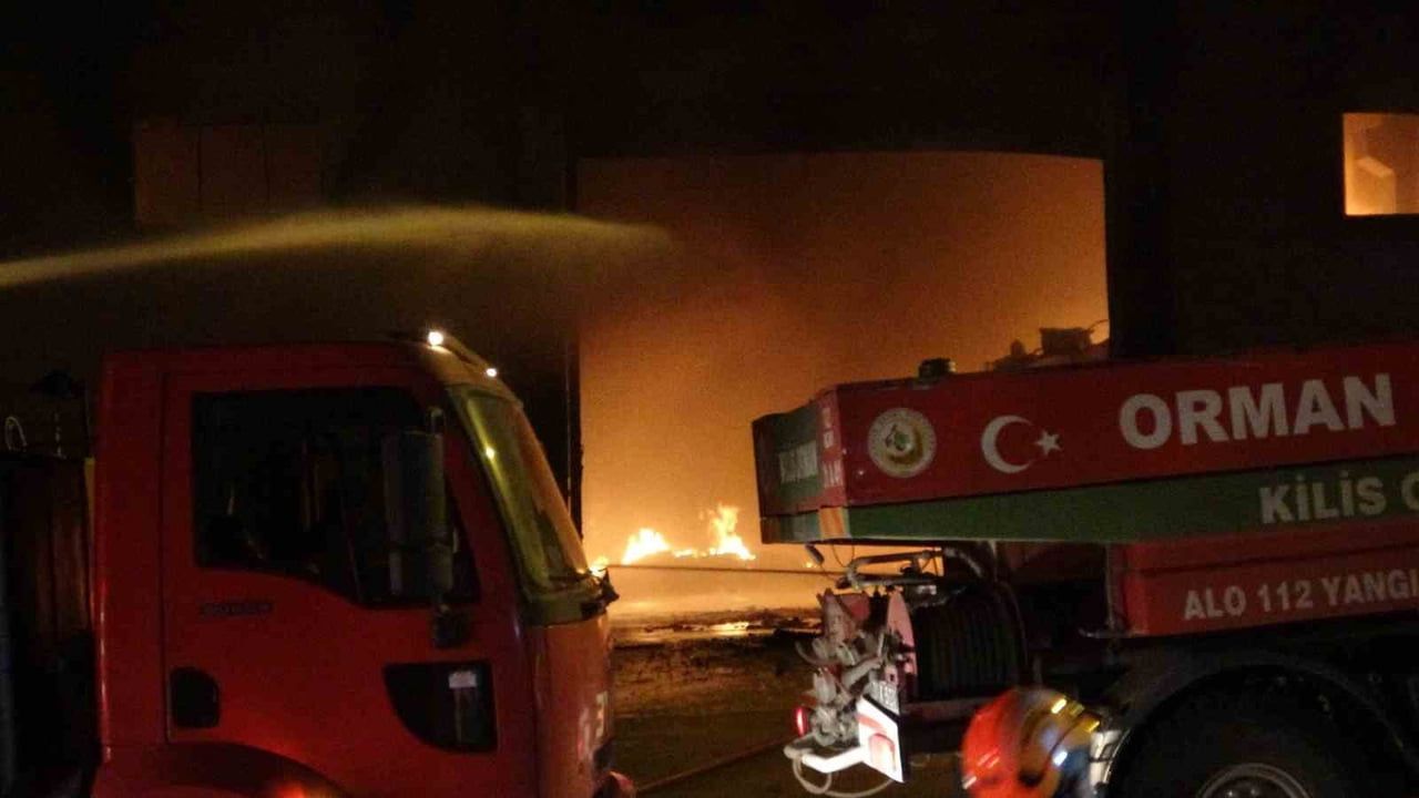 Kilis Organize Sanayi Bölgesi'nde ambalaj fabrikasında yangın: prefabrik duvar çöktü, itfaiye eri yaralandı