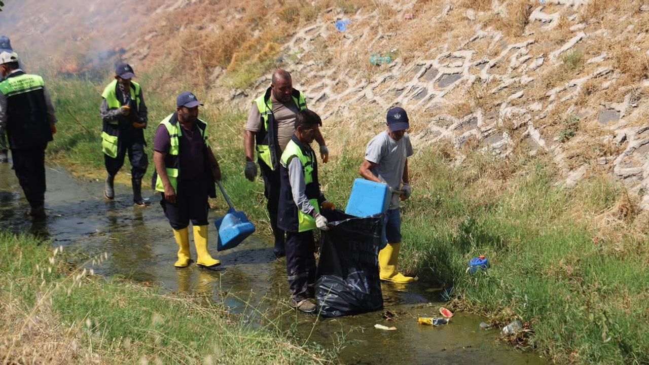 Kilis'te Kanalboyu temizleniyor: ekipler hafta sonu mesaisiyle atıkları topladı