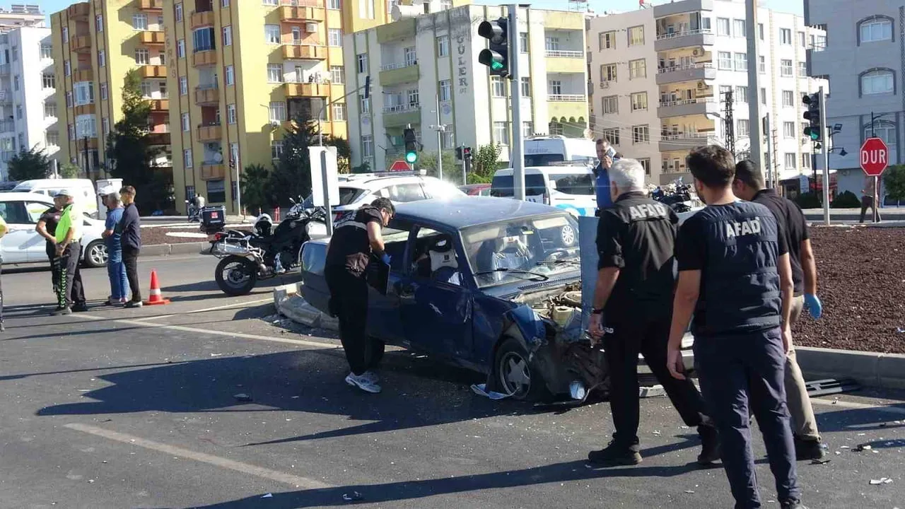 Kilis'te kavşakta ihlal: otomobil motosiklete çarptı, 1 kişi hayatını kaybetti