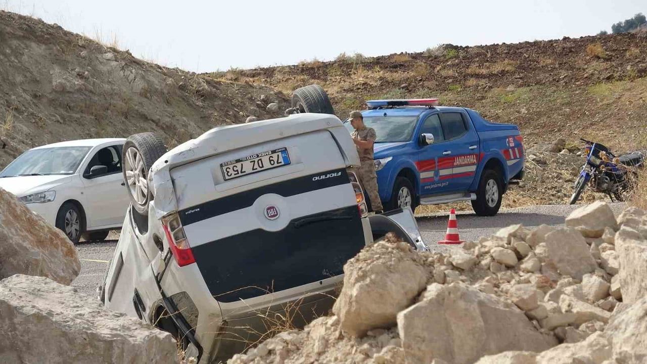 Kilis’te Musabeyli yakınlarında hafriyat kamyonu ile ticari araç çarpıştı: üç ağır yaralı