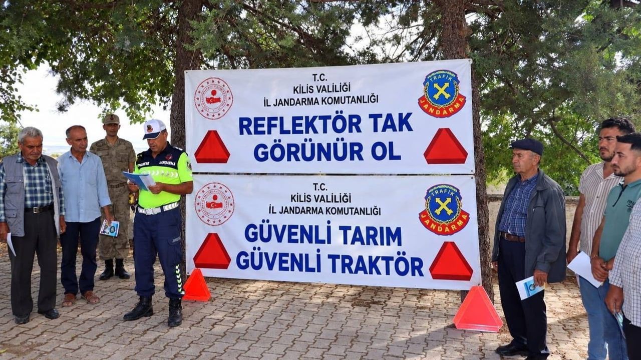 Kilis'te tarlada güvenlik: traktör sürücülerine uygulamalı eğitim ve römorka reflektör takıldı