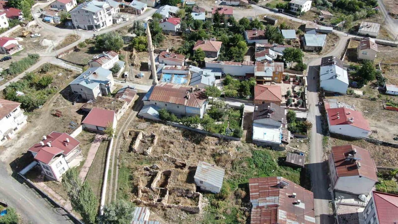 Kiliseden camiye dönüşen yapı 42 yıldır köyün ibadet merkezi
