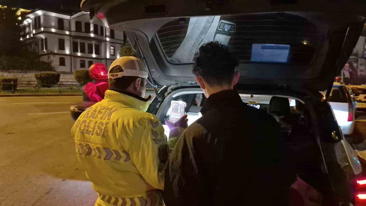 Kilometrelerce kaçış refüjde sonlandı: aday sürücüye 352 bin 219 lira ceza