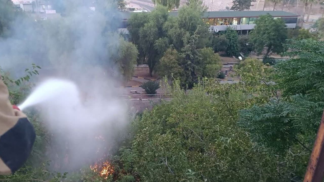 Kırıkhan'da bahçe yangını itfaiyenin hızlı müdahalesiyle durduruldu