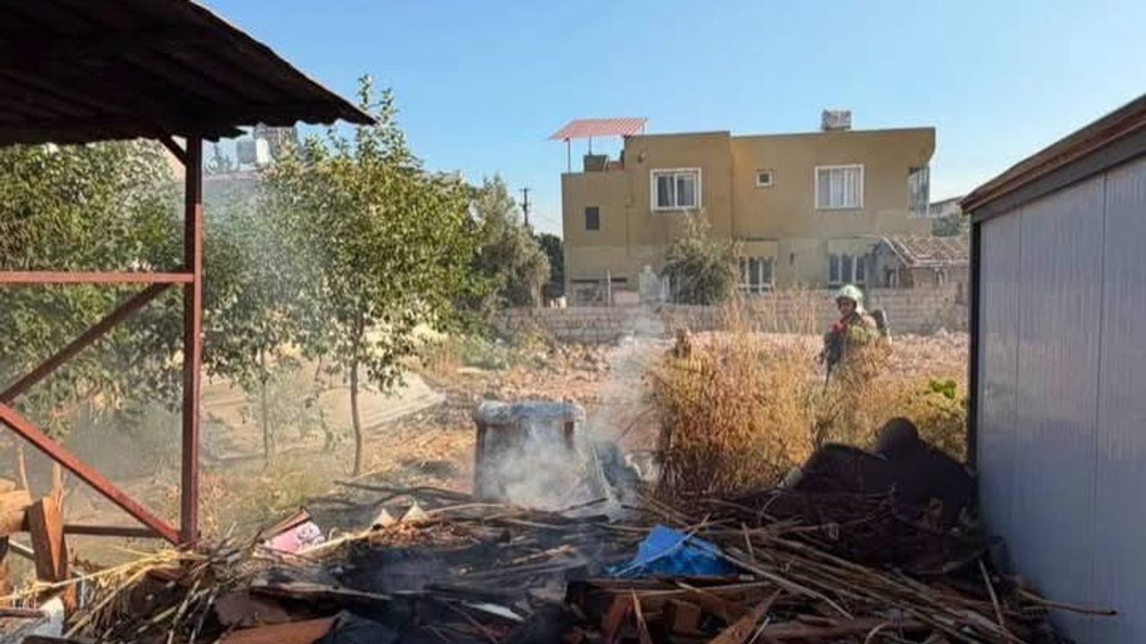 Kırıkhan’da odunluk ve bahçe yangını itfaiyenin müdahalesiyle söndürüldü