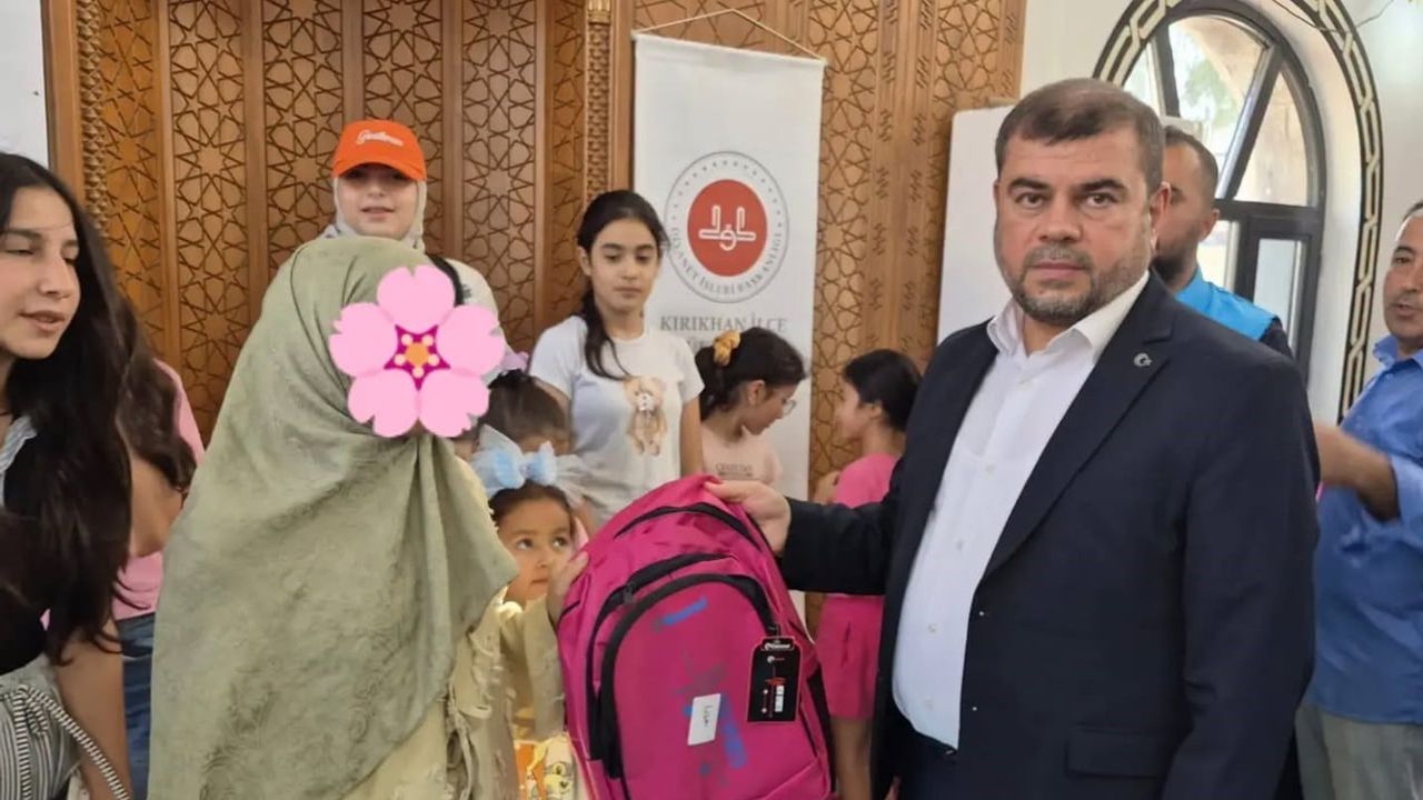 Kırıkhan'da Yüreğimizdeki Işık projesiyle 200 çocuğa eğitim desteği