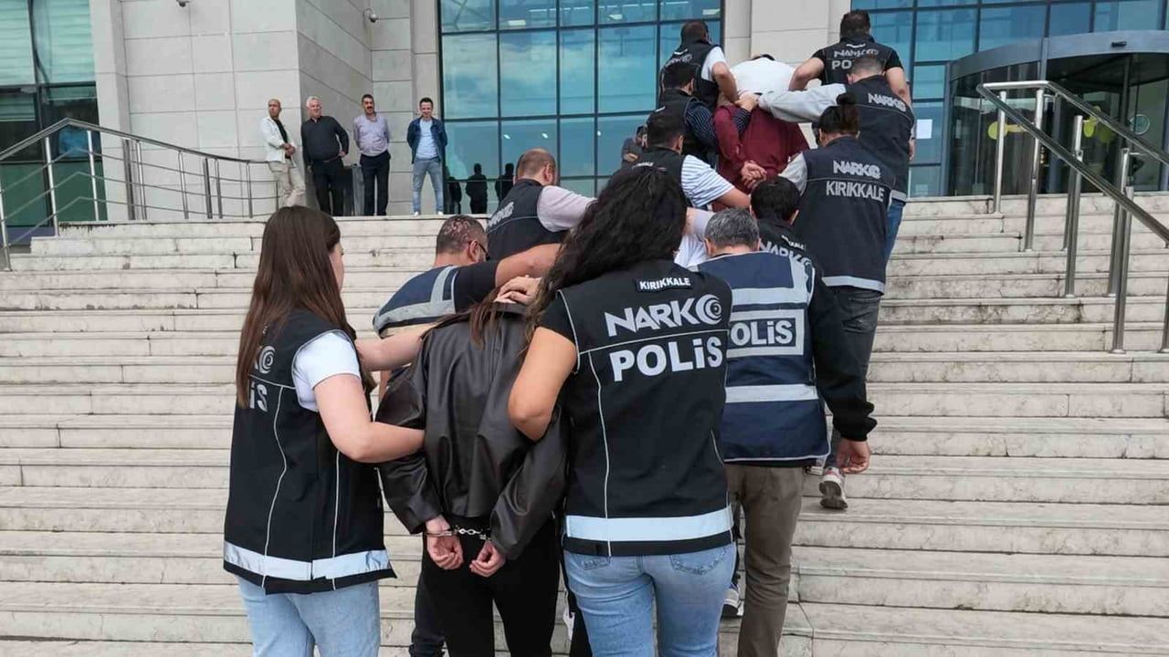 Kırıkkale'de iki araçta bulunan sentetik haplar altı kişinin tutuklanmasına yol açtı