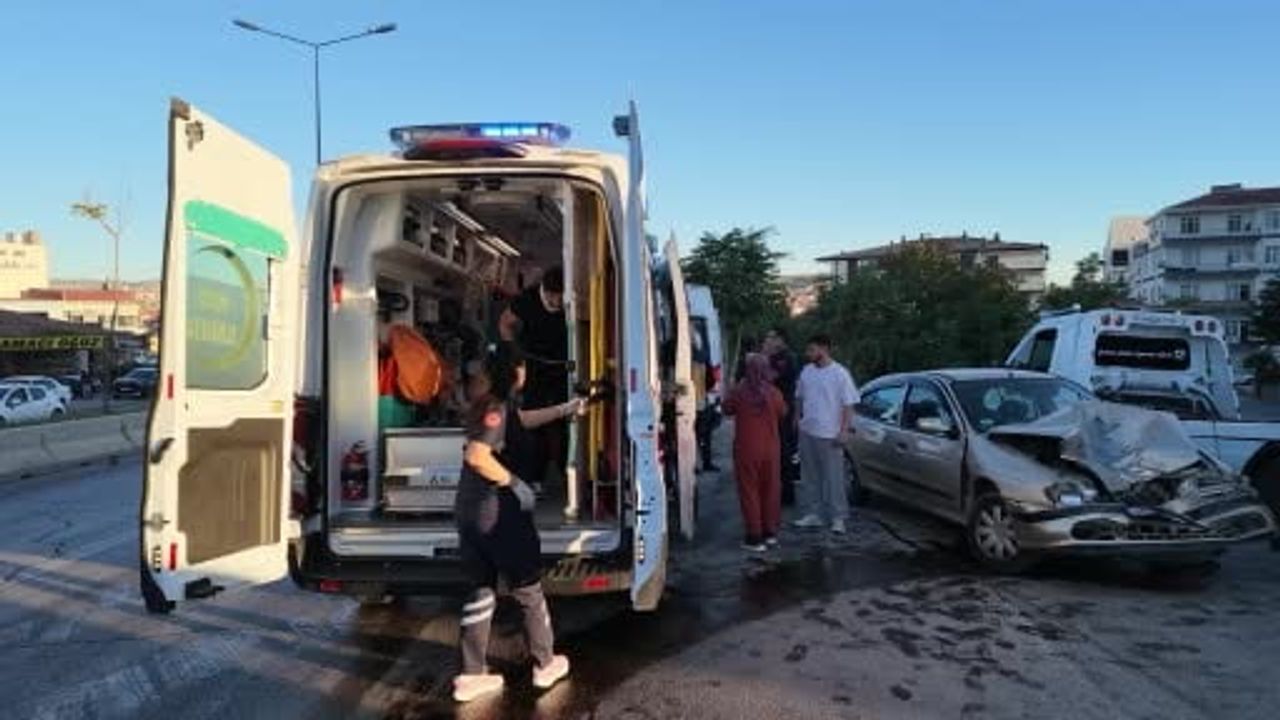 Kırıkkale'de kavşakta arkadan çarpışma: minibüs ve otomobilde 3 yaralı