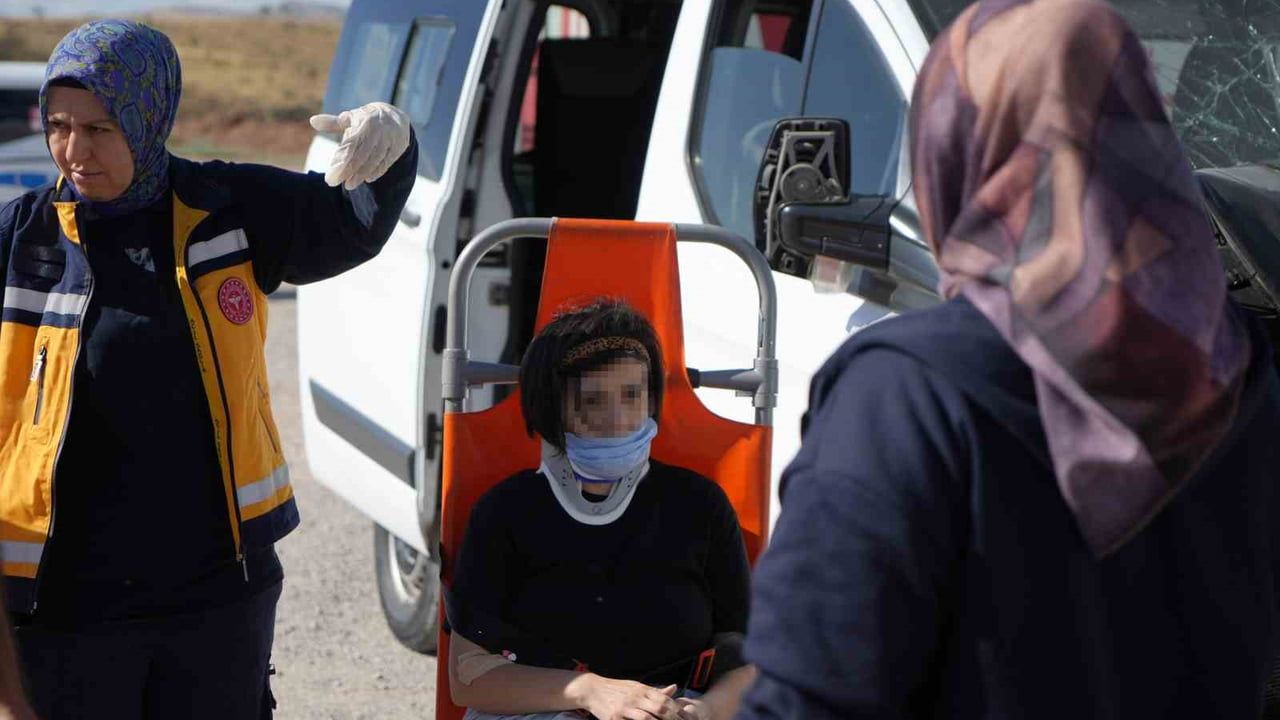 Kırıkkale'de kavşakta minibüs ve otomobil çarpıştı, 6 kişi yaralandı