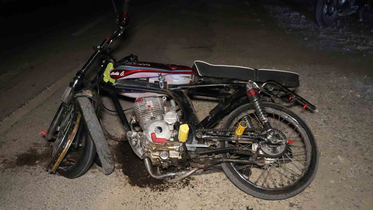 Kırıkkale'de levhaya çarpan motosiklet hurdaya döndü: sürücü ağır yaralandı