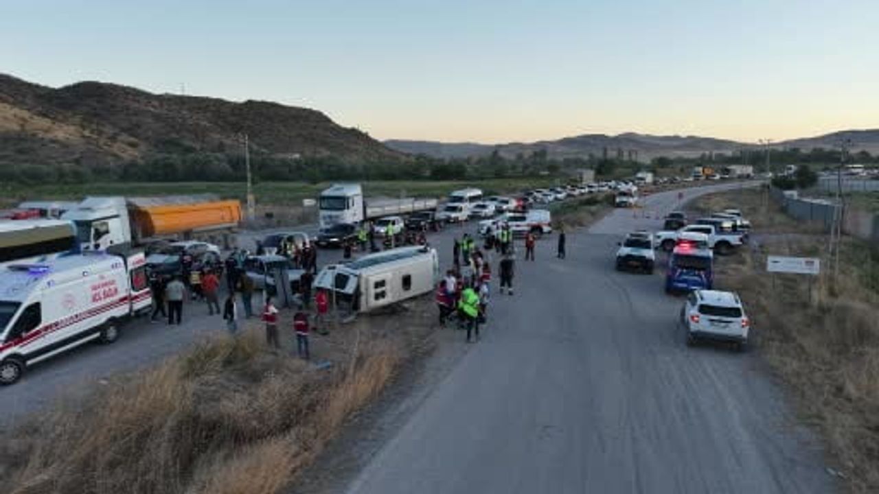 Kırıkkale'de servis ile otomobilin çarpıştığı kazada 14 kişi yaralandı