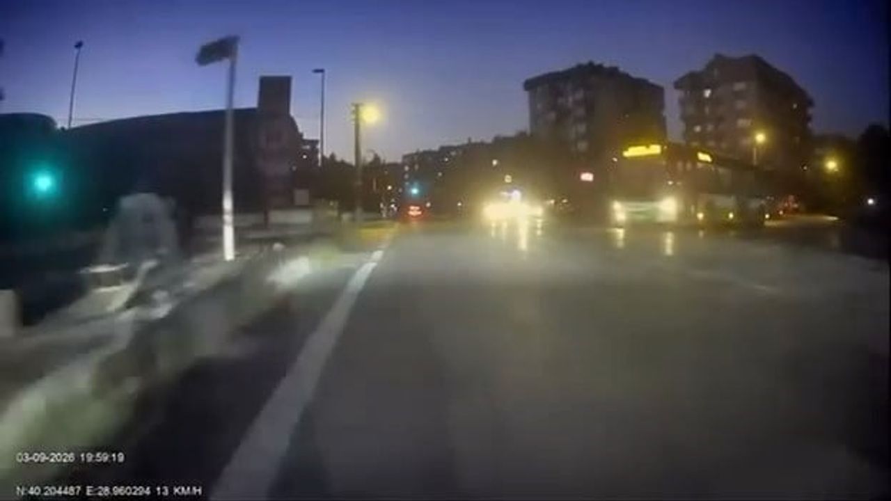 Kırmızı ışığı geçip 'cezamızı çekeriz' diyen otobüs şoförü kask kamerasında