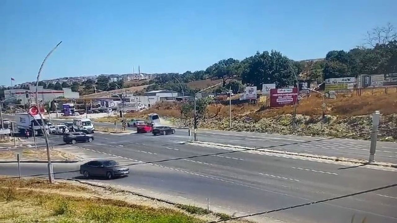 Kırmızı ışık ihlali iddiası: Çerkezköy'de minibüs direği devirdi, 1 aylık bebek ve iki çocuk yaralandı
