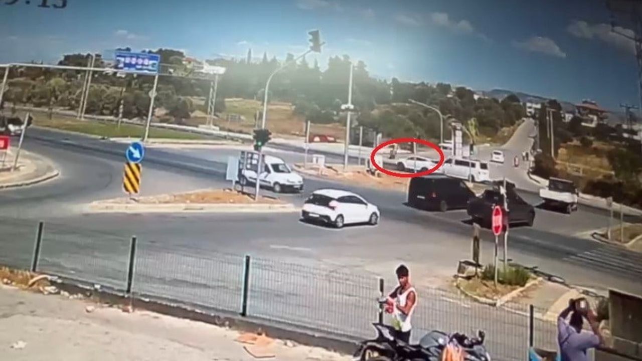 Kırmızı ışık ihlali Manavgat'ta motosikleti çarpıştırdı: iki kişi yaralandı