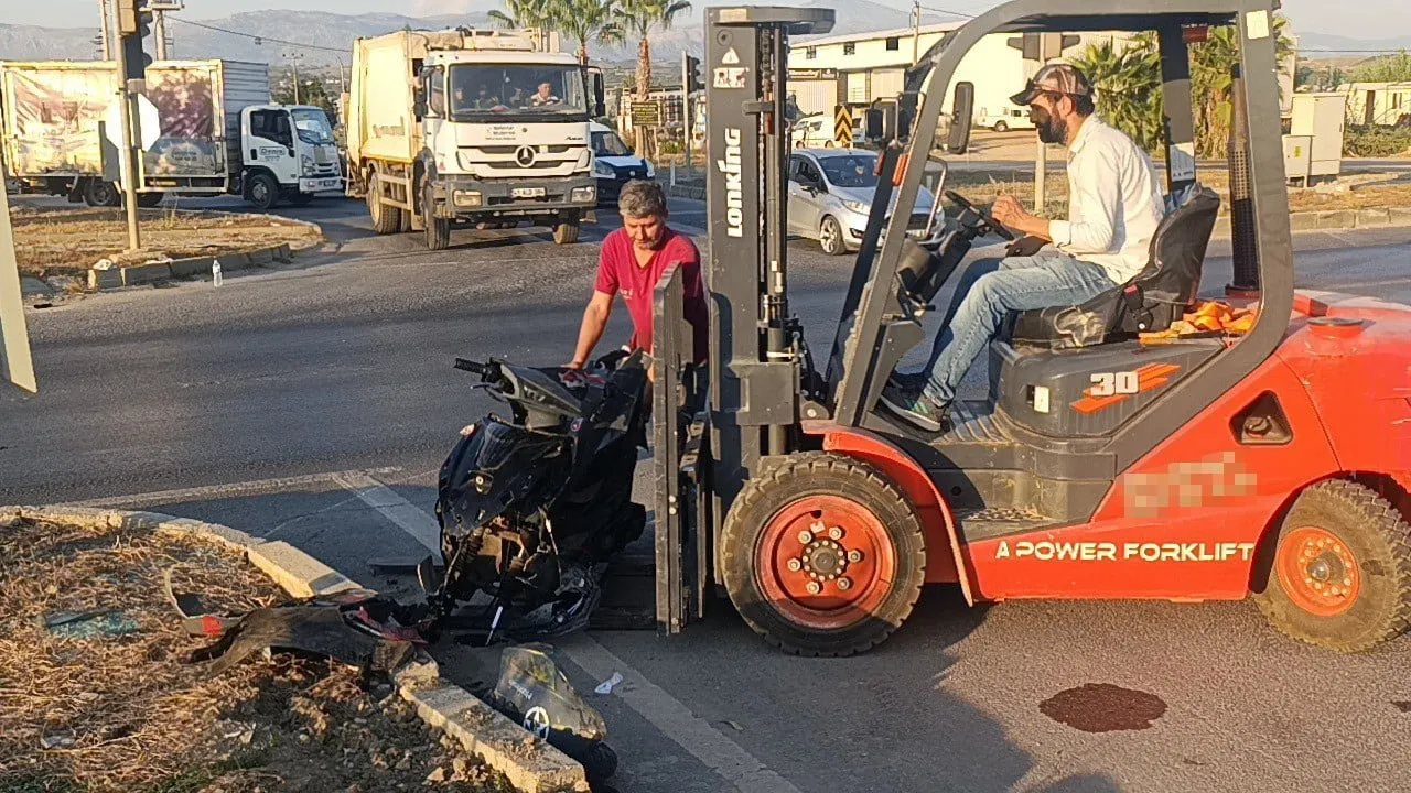 Kırmızı ışık ihmali Manavgat'ta kaza: taksi kaçtı, motosiklet parçalandı