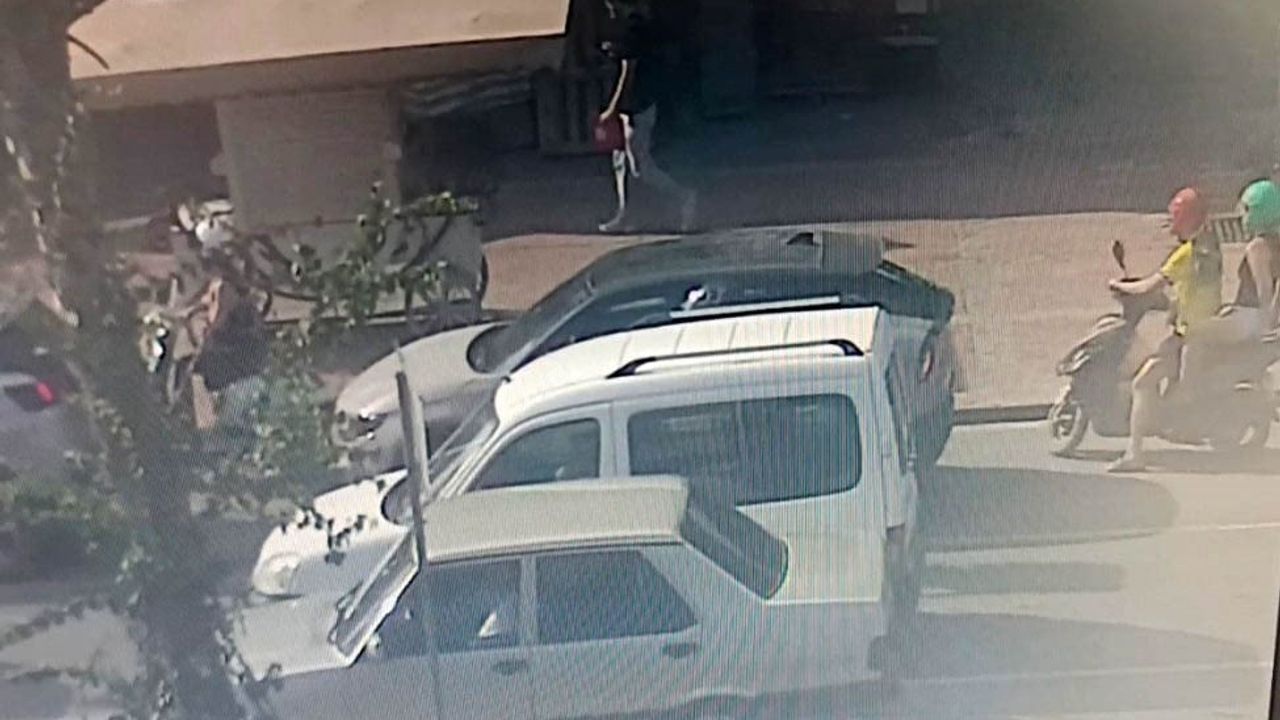 Kırmızı ışıkta bekleyen motor aniden kaldırıma çıktı, turistler hafif sıyrıkla kurtuldu