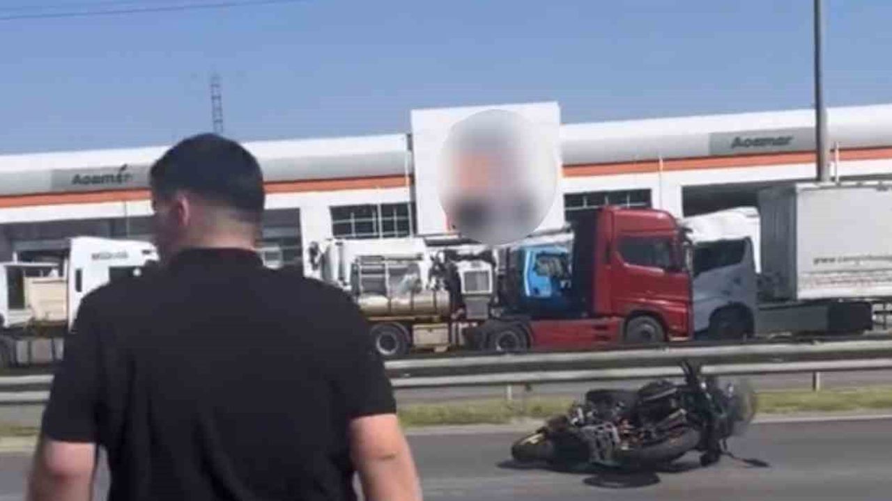 Kırmızı ışıkta çıkan cip motosiklet sürücüsünü tırın lastiklerine savurdu