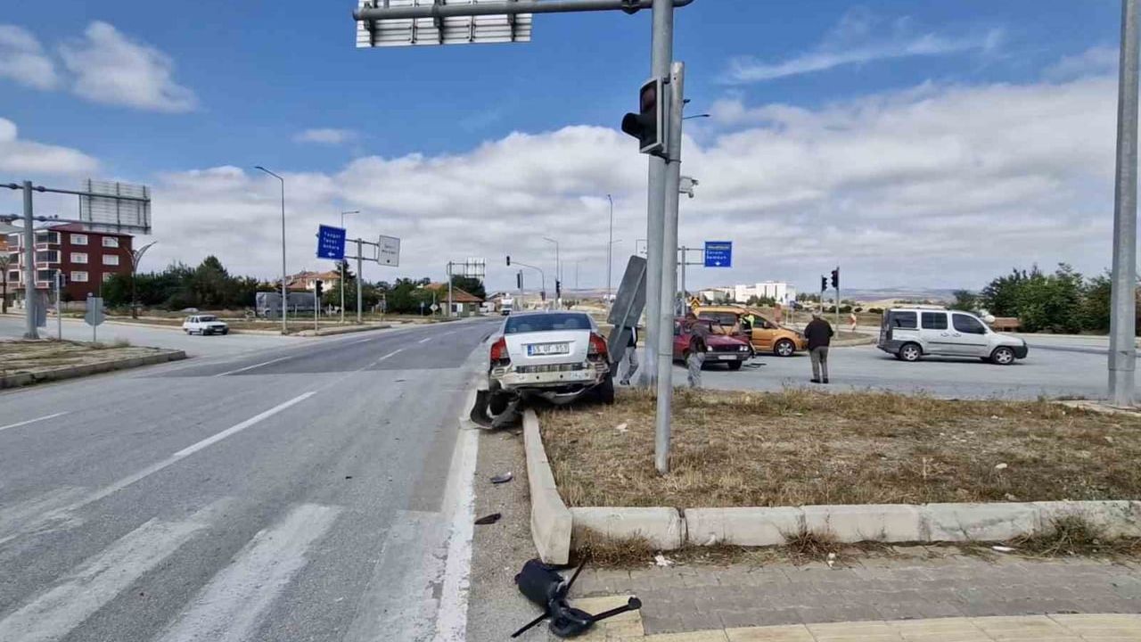 Kırmızı ışıkta geçen kamyon Alaca kavşağında iki araca çarptı