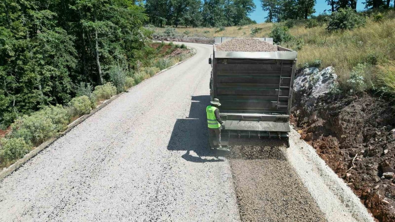 Kırsal mahallelerin ulaşımı 50 kilometre yenilemeyle rahatladı