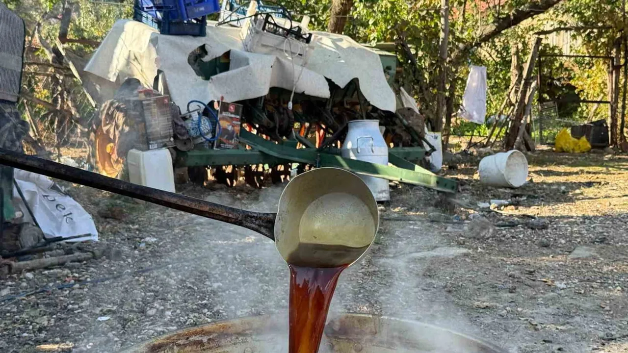Kırsal Yunusemre’de odun ateşinde kaynayan pekmez kışa hazırlanıyor