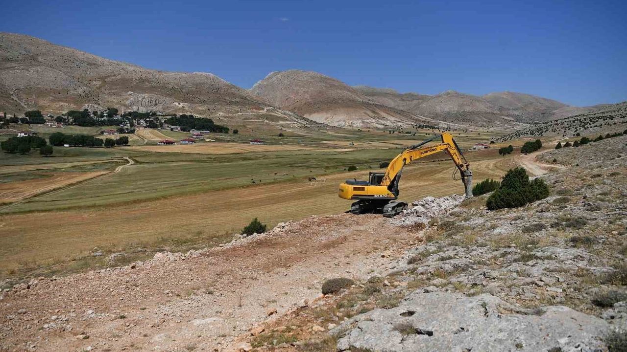 Kırsalda ulaşım atağı: Çavdar ile Kırkgeçit arasında 8 kilometrelik yol çalışması