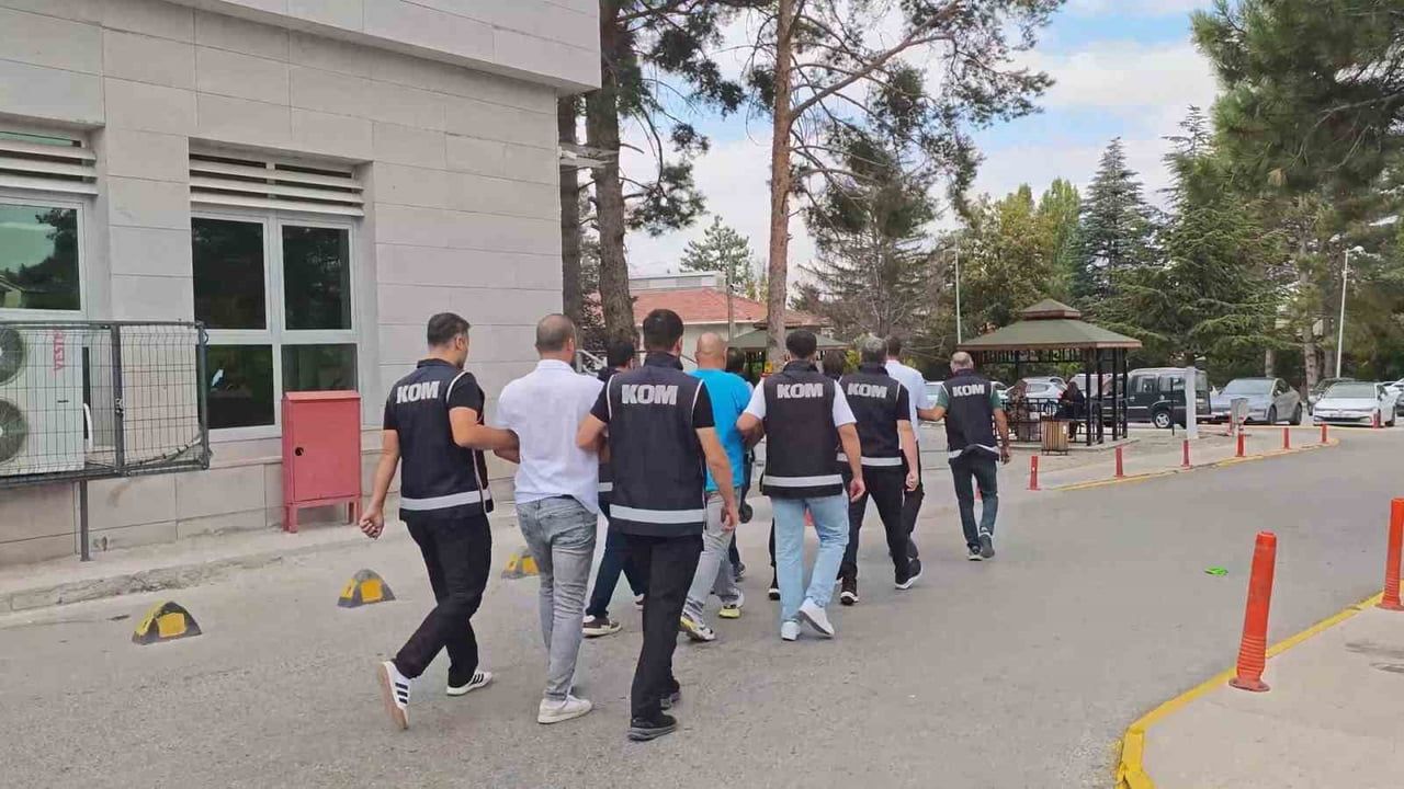 kırşehir'de hürriyetlerini kısıtladıkları iddiasıyla 4 şüpheli tutuklandı