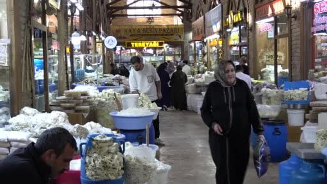 Kış sofralarının yeni gözdesi: Van otlu küp peyniri tezgâhlarda