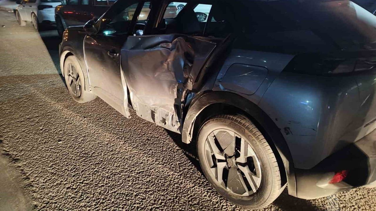 Kısa süre trafiği aksatan çarpışma: Yeni Siirt Çevre Yolu'nda beton mikseri ve otomobilde maddi hasar