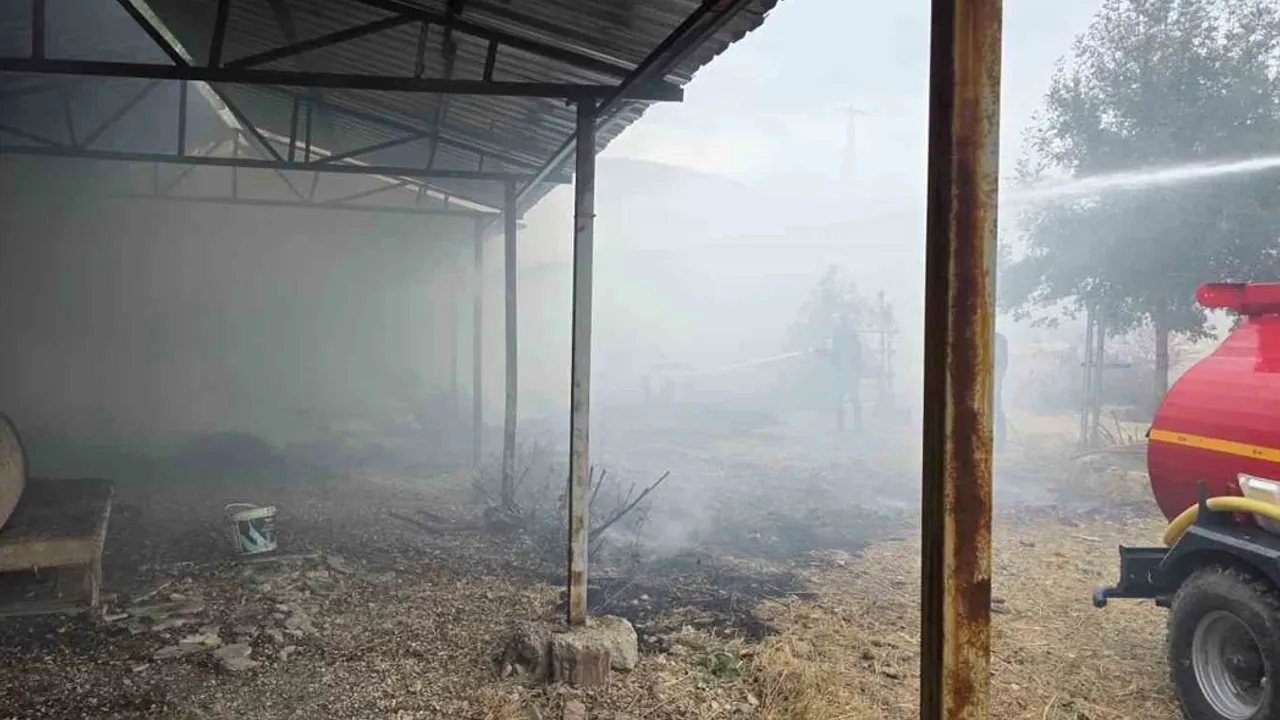 Kıvılcım sulama hattını tutuşturdu, Zemzemiye'de bahçe ve depo zarar gördü