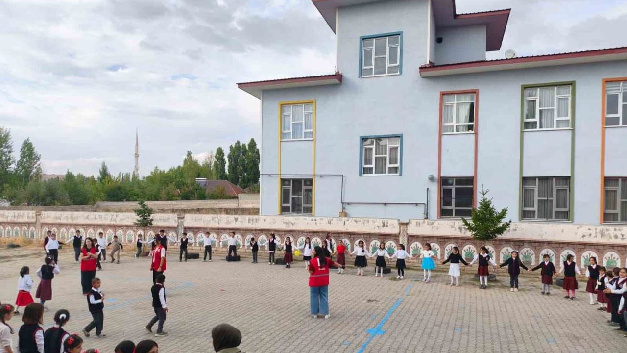 Kızılay gönüllülerinden Patnos'ta öğrencilerle renkli buluşma